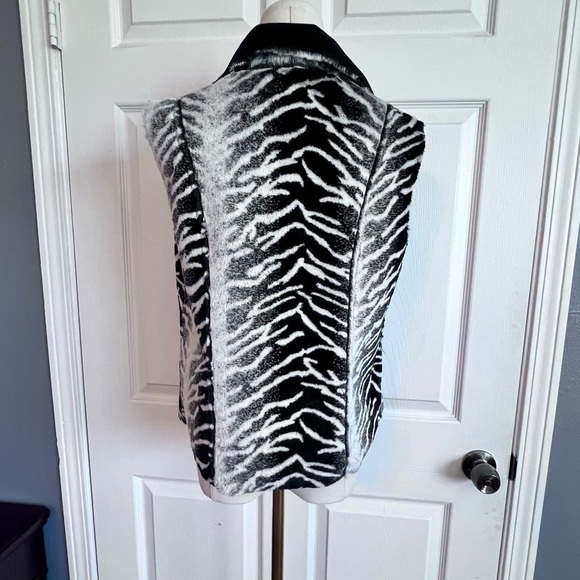 Lisa International Reversible Animal Print Faux
Fur, Faux Suede Vest, Size S - Picture 6 of 10